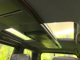 【大型サンルーフ】車内の解放感が一気に上がる大型のパノラマルーフ!季節を問わず開放的で快適なドライブをお楽しみいただけます。流通量も少なく希少価値の高い人気の装備です♪