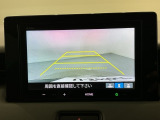 リバースギアに入れるだけで後方の表示へ切り替わります。夜間や雨の日の駐車も楽になりますよ。