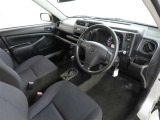 シンプルで使いやすいデザインの運転席です。