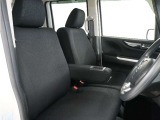 運転席のスペースはゆったりしていて、視界も広く確保されているので普段の運転からロングドライブまで快適です。