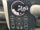 【オートエアコン】一度お好みの温度に設定すれば、車内の温度を検知し風量や温度を自動で調整。暑い&hellip;寒い&hellip;と何度もスイッチ操作をする必要はありません。快適な車内空間には必須の機能ですね♪