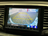リバースギアに入れるだけで後方の表示へ切り替わります。夜間や雨の日の駐車も楽になりますよ。
