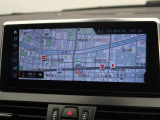 【純正ナビゲーション】BMWのナビゲーションは操作性も良く、詳細な地図情報と交通状況を見やすく表示し、快適なドライビングをサポートしながら目的地までナビゲートします。