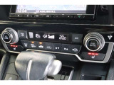 フルオートエアコンが装備されています!お好みの温度設定をするだけでエアコンの風量やモードの切り替えを自動でコントロールしてくれます!ユーザーの操作が少なく燃費走行にもつながります!