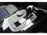 手に馴染む形状のセレクターレバーを採用。周囲にはエンジンスタートボタンや走行モード切替スイッチが機能的に配置され、直感的な操作をサポートします。上質な質感が走りの質を高めます。