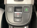 セレクトレバーの下に電子制御パーキングブレーキがあります。スイッチひとつで、停車した地点の傾斜などをシステムが検知・判断してブレーキ力を自動的に最適制御し、しっかり停車できるパーキングシステムです。