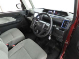 シンプルで使いやすいデザインの運転席です。