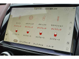 メーカーオプションのコンフィギュラブルダイナミクス搭載車で、エンジンやステアリングのレスポンスのほか、ギアボックスのシフトポイントなどを、ドライビングスタイルに合わせてカスタマイズが可能です。