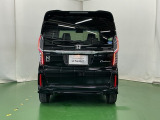 後席の窓には外から車内が見えにくくなるプライバシーガラスを採用。周りを気にせずリラックスして過ごせます