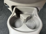 運転席の手の届く場所にはドリンクホルダーがございます(^^) ドライブ中の水分補給もバッチリです♪