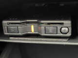 【ETC】有料道路を利用する際に料金所で停止することなく通過できる、ETC車載器(ノンストップ自動料金収受システム機器)が装備されています。セットアップを行うことで利用可能になります。