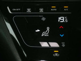 快適装備のオートエアコン装備しております。風向きや風量などを自動設定してくれるので、ドライブも快適です♪