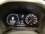 ハイブリット車専用のメーターです。右側の大型スピードメーターに加え、ステアリングスイッチを使って左のマルチインフォメーション・ディスプレイで燃費や動力伝達などの情報が見れるようになっています。