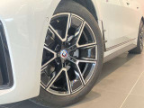 BMW純正アロイホイールはモデルやパッケージに合わせてデザインされています。洗練されたデザインで、足元の個性を引き立てます。