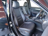 硬めのブラックレザーでドライバーの体をしっかりとサポートします。また、運転席は、正しく着座するとドライバーとハンドルやペダル類が正対するように設置されています。正しい車の操作には必要なことです★☆★☆