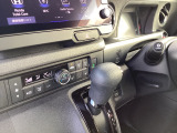 マルチビューカメラシステムは起動スイッチを押すだけで楽に作動できます。運転席/助手席シートヒーター寒さが厳しい冬の朝でも座面を暖めて快適なドライブを。