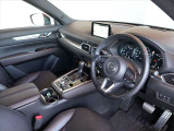 ブラックを基調とした美しい造形と精緻な作り込みが特徴のインパネ回りです。運転席に座り、ハンドルを握れば、どんな景色を見せてくれるのか、ワクワクが止まりません!
