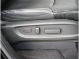 パワーシート装備でお好みのポジションで運転できます