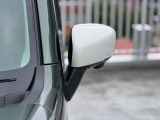 狭い駐車場でも安心。スイッチ操作だけでドアミラーの格納展開が可能。電動格納式リモコンドアミラー!