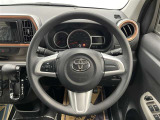 快適な操作性の運転席、ハンドルも綺麗に清掃済みです!もちろん安全を守るエアバッグも装備しているので安心してお乗りいただけます(^^)
