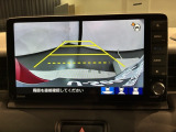 リバースギアに入れるだけで後方の表示へ切り替わります。夜間や雨の日の駐車も楽になりますよ。
