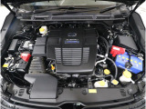 スバルと言えば水平対向エンジン。車体の低い位置に搭載されているため、衝突時にはエンジンルーム下部に潜り込み、室内の乗員の安全性向上に寄与します。