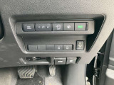 左右の電動スライドドア開閉スイッチです。運転席からも開閉操作が出来て便利です。