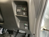 横滑りを防止するVSA等のスイッチは運転席の右側、手の届きやすい位置にあります。