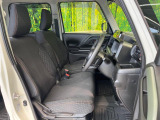 運転席まわりには十分なスペースがあり、大柄な方でもゆったり運転していただける環境です。