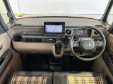 使いやすいレイアウトのダッシュボード周辺です。オートエアコンや小物入れなど嬉しい装備が満載です。