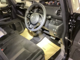 【ベンチシート】運転席と助手席の移動もスムーズ!狭い駐車場での乗り降りや、お子様の乗り降りにも便利です。座席の間にコンソールボックスやドリンクホルダーがないため、車内空間が広く感じます。