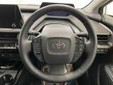 快適な操作性の運転席、ハンドルも綺麗に清掃済みです!もちろん安全を守るエアバッグも装備しているので安心してお乗りいただけます(^^)