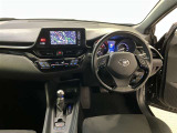 運転席周りのレイアウトをご覧ください。ナビゲーションが綺麗に装着されスッキリ収まってますね!