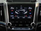 左右独立温度コントロールフルオートエアコンです。運転席、助手席それぞれで独立して温度設定ができます。冷え性の方が乗っても安心ですね♪