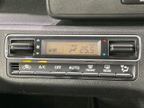 【オートエアコン】一度お好みの温度に設定すれば、車内の温度を検知し風量や温度を自動で調整。暑い&hellip;寒い&hellip;と何度もスイッチ操作をする必要はありません。快適な車内空間には必須の機能ですね♪