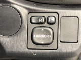 電動格納式ドアミラー付き。駐車場へ停めた時に、ボタン一つで左右のドアミラーをたたむ事ができます。