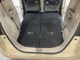 後席背もたれを倒せばちょっと大きめの荷物や長いものを積みたい時に便利です。
