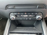 デュアルフルオートエアコンで運転席、助手席独立して温度設定が可能です。