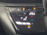 【オートエアコン】一度お好みの温度に設定すれば、車内の温度を検知し風量や温度を自動で調整。暑い&hellip;寒い&hellip;と何度もスイッチ操作をする必要はありません。快適な車内空間には必須の機能ですね♪