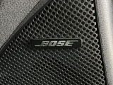【BOSEサウンドシステム】メーカーオプションの高品位サウンドシステムを搭載。専用のチューニングが施された大小様々なスピーカーから良質なサウンドが奏でられ、臨場感あふれる音響空間を演出します。