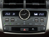 左右独立温度コントロールフルオートエアコンです。運転席、助手席それぞれで独立して温度設定ができます。冷え性の方が乗っても安心ですね♪