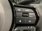 【アダプティブ・クルーズ・コントロール】予め設定した車速内でクルマが自動的に加減速。 前走車との適切な車間距離を維持しながら追従走行し、高速道路でのドライバーの疲労を軽減してくれる嬉しい機能付♪