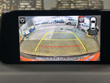 【バックカメラ】運転席から画面上で安全確認ができます。駐車が苦手な方にもオススメな便利機能です。