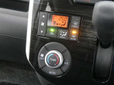 【オートエアコン】車内温度を感知して自動で温度調整をしてくれるのでいつでも快適な車内空間を創り上げます!どの席に座っても快適なドライブが楽しめます♪