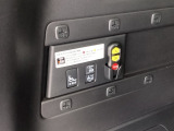 軽量アルミ製スロープを引き出して電動ウインチで車いすに座ったまま乗車できます。簡単操作のリモコン付きです。