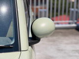 狭い駐車場でも安心。スイッチ操作だけでドアミラーの格納展開が可能。電動格納式リモコンドアミラー!