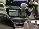 足元スッキリ、インパネシフトです。パーキングブレーキはフットブレーキタイプなので、運転席と助手席の間がスッキリしています。