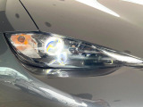 【LEDヘッドライト】悪天候や夜間走行時も良好な視界を確保し安心して運転できる高輝度LEDヘッドライトを装備!点灯速度が早く、消費電力も抑えられています。