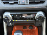 嬉しいオートエアコン装備です!1年中快適な室内に!車内温度を設定すると、風量を自動で調節してくれます♪