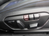 【メモリー機能付きパワーシート】運転手が代わってもボタン一つで設定ポジションに。常にご自身のドライブ設定が整います。